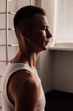 Kaslar ellerde açıkça görülebilir. Spor egzersizleri yapıyor.