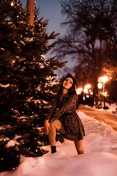 Belle Fille Dans Une Dérive Neige Près Sapin Noël Dans — Photo