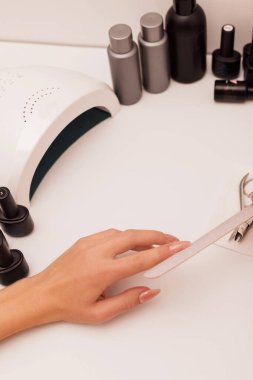 Tırnağı tırnak törpüsüyle kesme işlemi. Evde kadın manikürü. Yüksek kalite fotoğraf