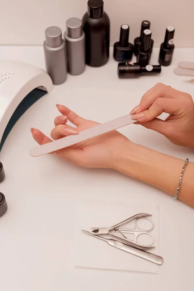 Una Mujer Hace Una Hermosa Manicura Sierra Clavos Con Una — Foto de Stock