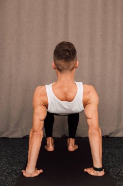 Genç yakışıklı bir atlet kapalı bir barda duruyor. Yüksek kalite fotoğraf