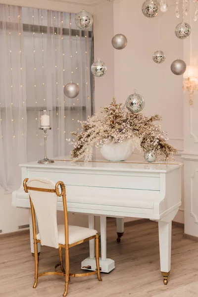 Piano Cauda Luxo Branco Interior Ano Novo Brilhante Foto Alta — Fotografia de Stock