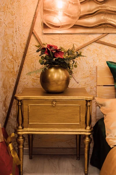 Comodino Colore Oro Camera Letto Interni Domestici Foto Alta Qualità — Foto Stock
