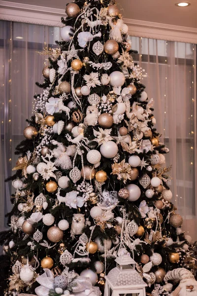 Gran Hermoso Árbol Navidad Cerca Ventana Nochebuena Casa Foto Alta — Foto de Stock