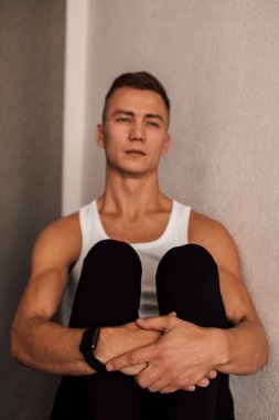 Genç bir sporcu spor yaparken bir fitbol topuna oturur. Spor Yoga Zindeliği. Yüksek kalite fotoğraf