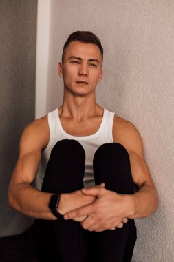 Genç bir sporcu spor yaparken bir fitbol topuna oturur. Spor Yoga Zindeliği. Yüksek kalite fotoğraf
