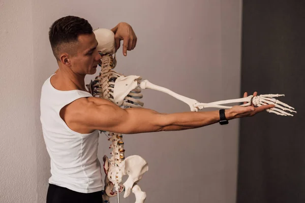 Homem Shirt Branca Estuda Estrutura Esqueleto Humano Foto Alta Qualidade — Fotografia de Stock