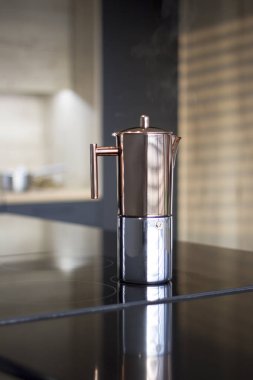 Kahve demliği mutfakta.