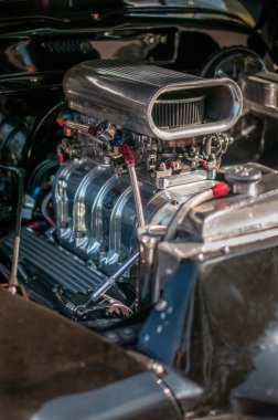 Klasik bir arabanın süper şarjlı V8 motoru.