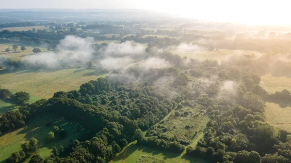 Alçak bulutlar ve sis ile doğanın panoramik görüntüsü, sis.