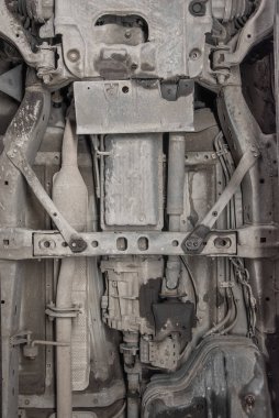 Bir atölyenin rampasında bir motorlu aracın altında..