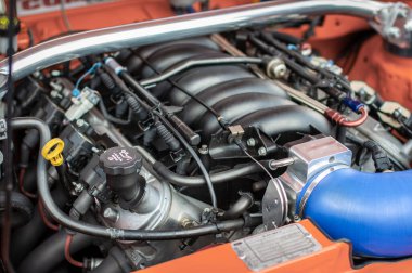 Performans arabasının kaputunun altında V8