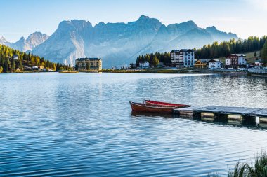 Misurino Gölü manzaralı, İtalya