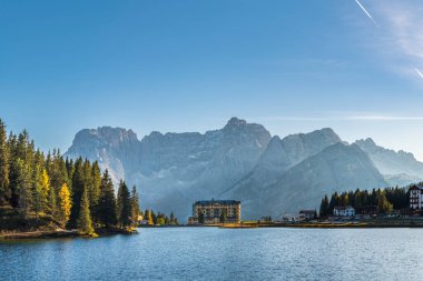 Misurino Gölü manzaralı, İtalya