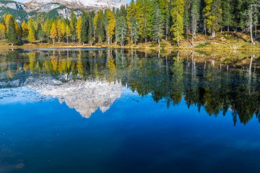 Antorno Gölü manzaralı, İtalya