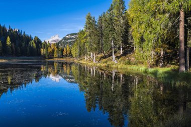 Antorno Gölü manzaralı, İtalya