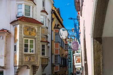 Chiusa Bolzano doğa manzarası ve köy, İtalya 