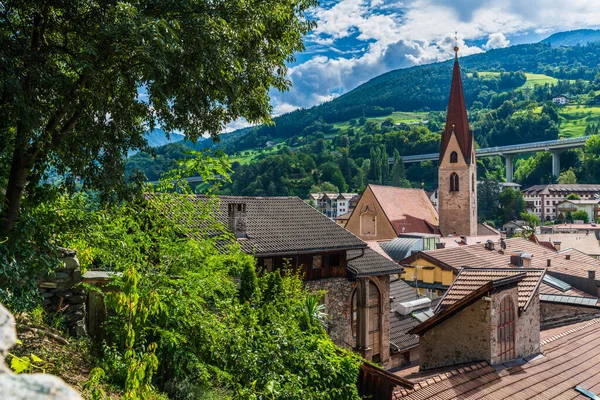 Chiusa Bolzano doğa manzarası ve köy, İtalya 