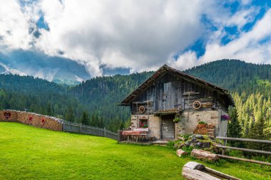 Val di Funes Vadisi, Santa Maddalena Köyü, Trentino Alto Adige Bölgesi, İtalya, Avrupa  