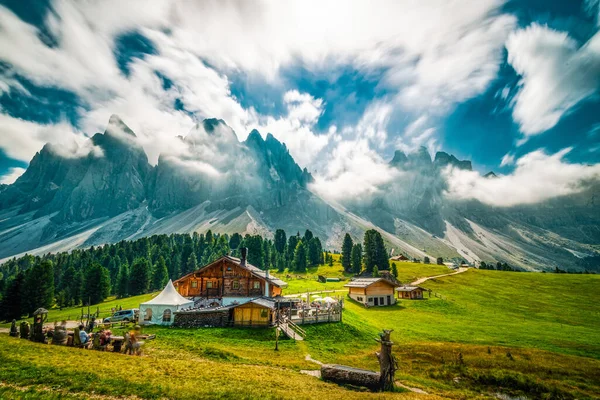 Letni Krajobraz Doliny Val Funes Miejscowość Santa Maddalena Region Trentino — Zdjęcie stockowe