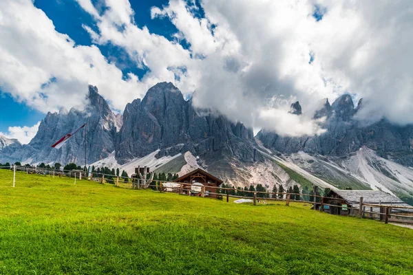 Letni Krajobraz Doliny Val Funes Miejscowość Santa Maddalena Region Trentino — Zdjęcie stockowe