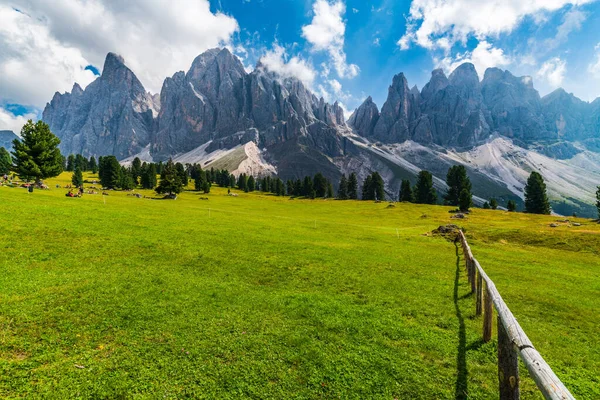 Letni Krajobraz Doliny Val Funes Miejscowość Santa Maddalena Region Trentino — Zdjęcie stockowe