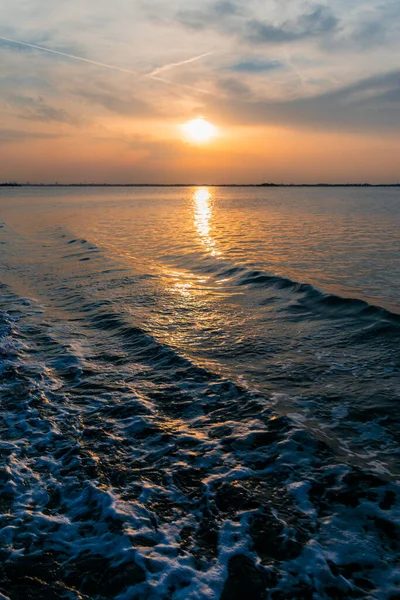 夕阳西下的天空和海水波涛汹涌 穆拉诺 布尔诺 — 图库照片