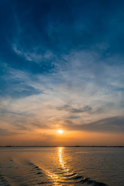 夕阳西下的天空和海水波涛汹涌 穆拉诺 布尔诺 — 图库照片