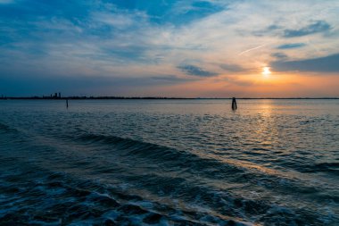 Gün batımı gökyüzü ve deniz suyu dalga dalga dalgaları, Murano Burano