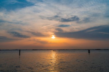 Gün batımı gökyüzü ve deniz suyu dalga dalga dalgaları, Murano Burano