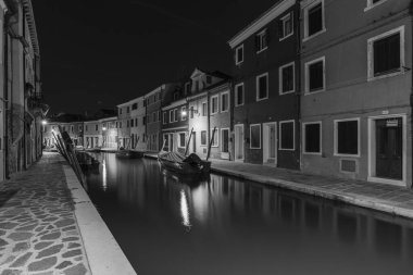 Siyah ve beyaz gece vakti Burano Murano kanal şehir manzarası çok renkli binalar, Venedik, İtalya