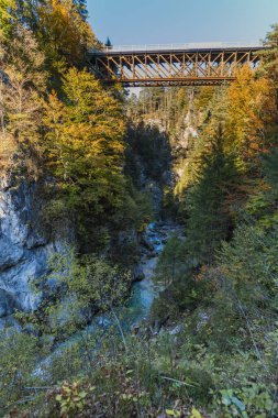 Orrido dello Slizza 'da sonbahar doğası, Tarvisio şehri, Udine bölgesi, Friuli Venezia Giulia bölgesi, İtalya