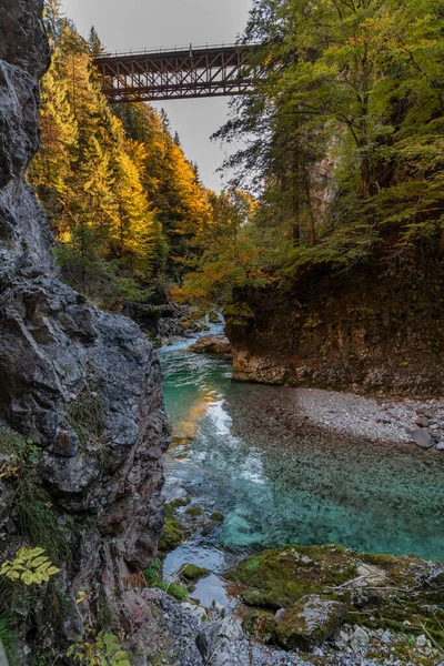 Orrido dello Slizza 'da sonbahar doğası, Tarvisio şehri, Udine bölgesi, Friuli Venezia Giulia bölgesi, İtalya