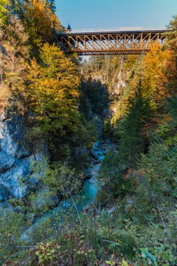 Orrido dello Slizza 'da sonbahar doğası, Tarvisio şehri, Udine bölgesi, Friuli Venezia Giulia bölgesi, İtalya
