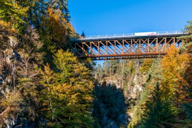 Orrido dello Slizza 'da sonbahar doğası, Tarvisio şehri, Udine bölgesi, Friuli Venezia Giulia bölgesi, İtalya