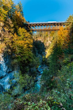 Orrido dello Slizza 'da sonbahar doğası, Tarvisio şehri, Udine bölgesi, Friuli Venezia Giulia bölgesi, İtalya