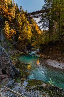 Orrido dello Slizza 'da sonbahar doğası, Tarvisio şehri, Udine bölgesi, Friuli Venezia Giulia bölgesi, İtalya