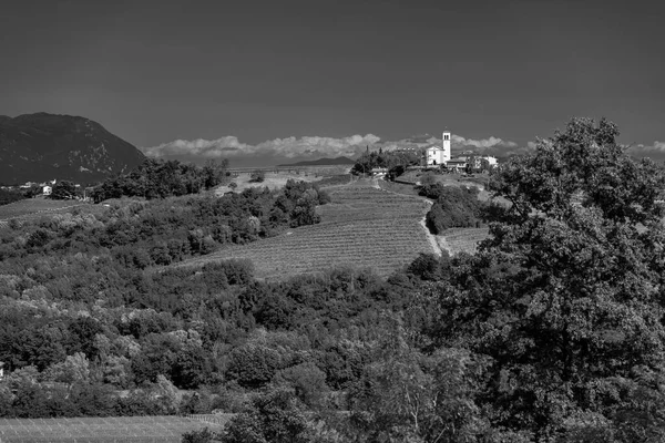 イタリアのコロリオ自然景観と村 — ストック写真