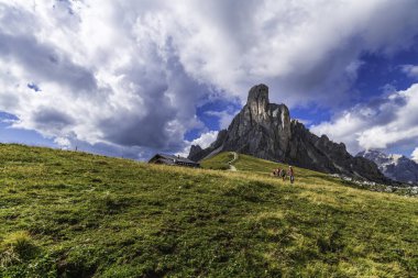 5 Torri, Belluno, Veneto, İtalya. Cinque Torri. Yazın Beş Kulenin Manzarası, Dolomitler Alp Dağları