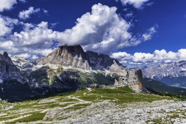 5 Torri, Belluno, Veneto, İtalya. Cinque Torri. Yazın Beş Kulenin Manzarası, Dolomitler Alp Dağları