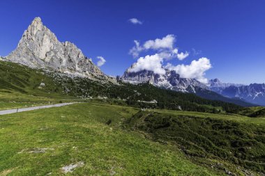 5 Torri, Belluno, Veneto, İtalya. Cinque Torri. Yazın Beş Kulenin Manzarası, Dolomitler Alp Dağları