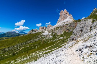 5 Torri, Belluno, Veneto, İtalya. Cinque Torri. Yazın Beş Kulenin Manzarası, Dolomitler Alp Dağları