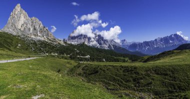 5 Torri, Belluno, Veneto, İtalya. Cinque Torri. Yazın Beş Kulenin Manzarası, Dolomitler Alp Dağları