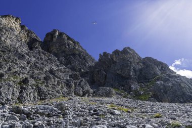 5 Torri, Belluno, Veneto, İtalya. Cinque Torri. Yazın Beş Kulenin Manzarası, Dolomitler Alp Dağları