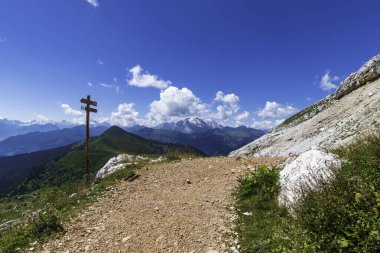 5 Torri, Belluno, Veneto, İtalya. Cinque Torri. Yazın Beş Kulenin Manzarası, Dolomitler Alp Dağları