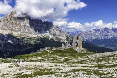5 Torri, Belluno, Veneto, İtalya. Cinque Torri. Yazın Beş Kulenin Manzarası, Dolomitler Alp Dağları