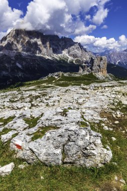 5 Torri, Belluno, Veneto, İtalya. Cinque Torri. Yazın Beş Kulenin Manzarası, Dolomitler Alp Dağları