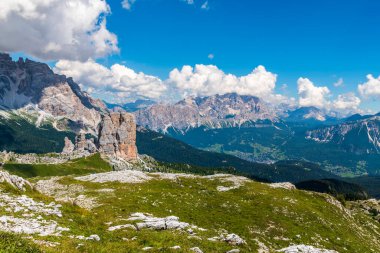 5 Torri, Belluno, Veneto, İtalya. Cinque Torri. Yazın Beş Kulenin Manzarası, Dolomitler Alp Dağları