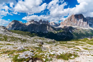 5 Torri, Belluno, Veneto, İtalya. Cinque Torri. Yazın Beş Kulenin Manzarası, Dolomitler Alp Dağları