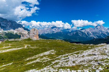 5 Torri, Belluno, Veneto, İtalya. Cinque Torri. Yazın Beş Kulenin Manzarası, Dolomitler Alp Dağları